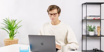 Router i laptop wykorzystujące VPN domowy dla bezpieczeństwa sieci Wi-Fi